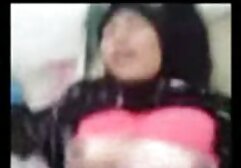 Chatrandom: ella estiró su culo y juega con rusas desnudas follando las tetas
